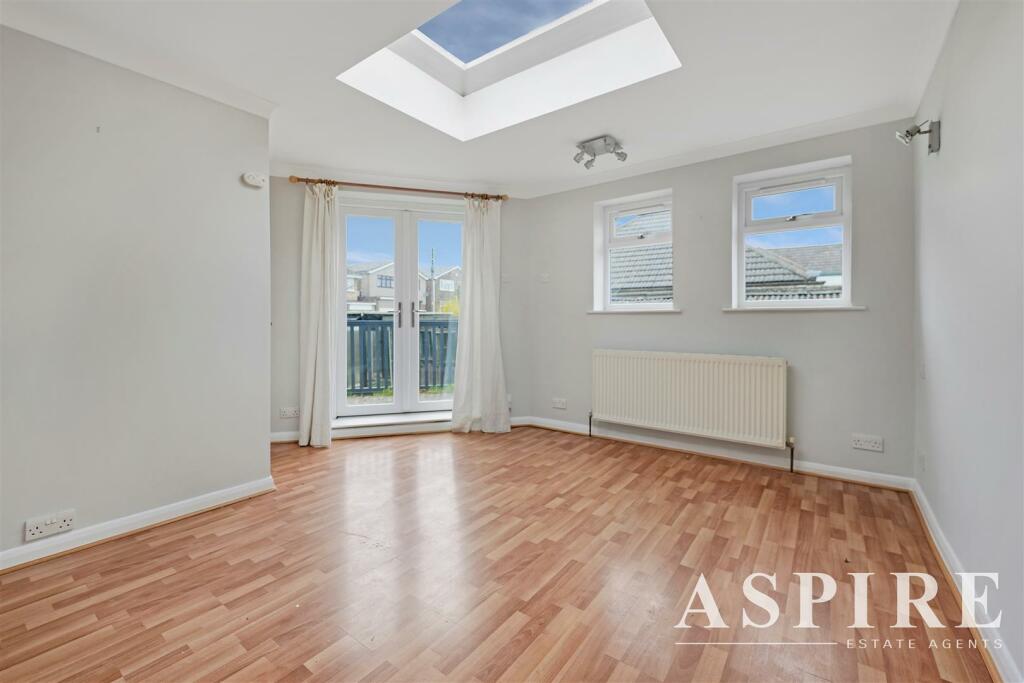 3 bedroom semidetached house for sale in Kimberley Road, Benfleet, SS7