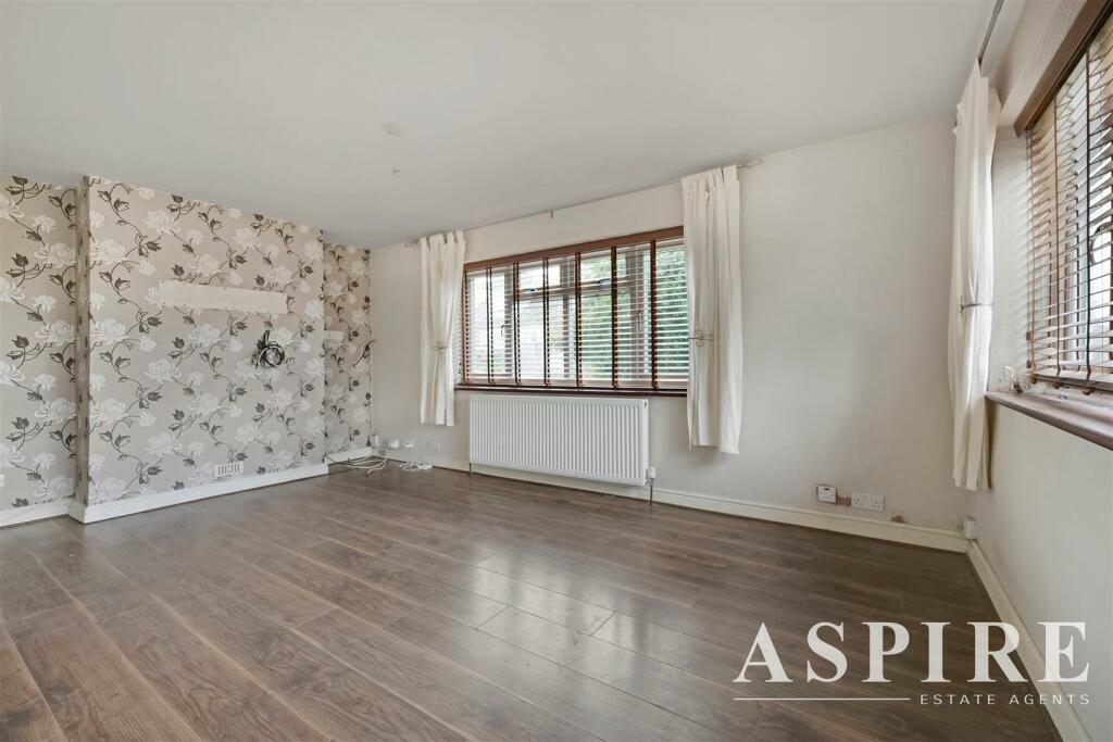 3 bedroom semidetached house for sale in Kimberley Road, Benfleet, SS7