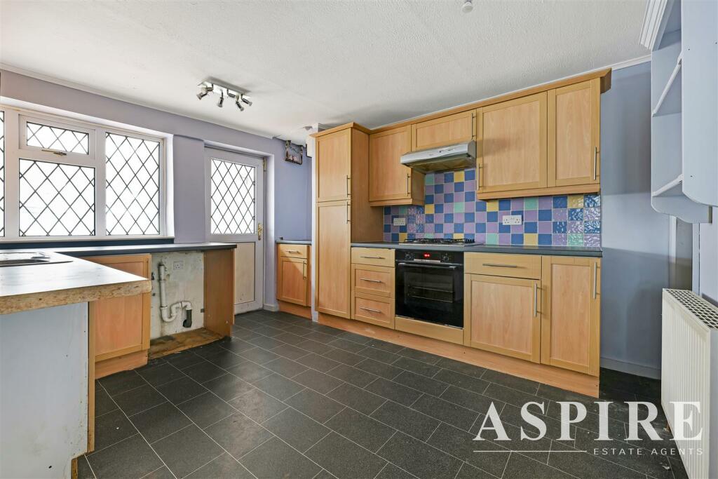 3 bedroom semidetached house for sale in Kimberley Road, Benfleet, SS7