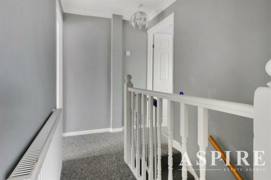 3 bedroom semidetached house for sale in Kimberley Road, Benfleet, SS7