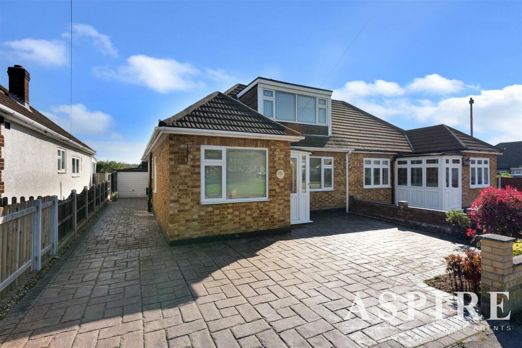4 bedroom semidetached house for sale in Farm Way, Benfleet, SS7