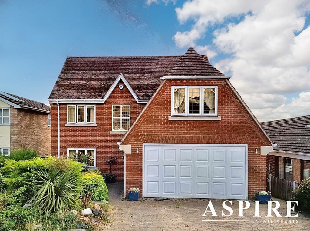 5 bedroom detached house for sale in Greenoaks Close, Benfleet, SS7