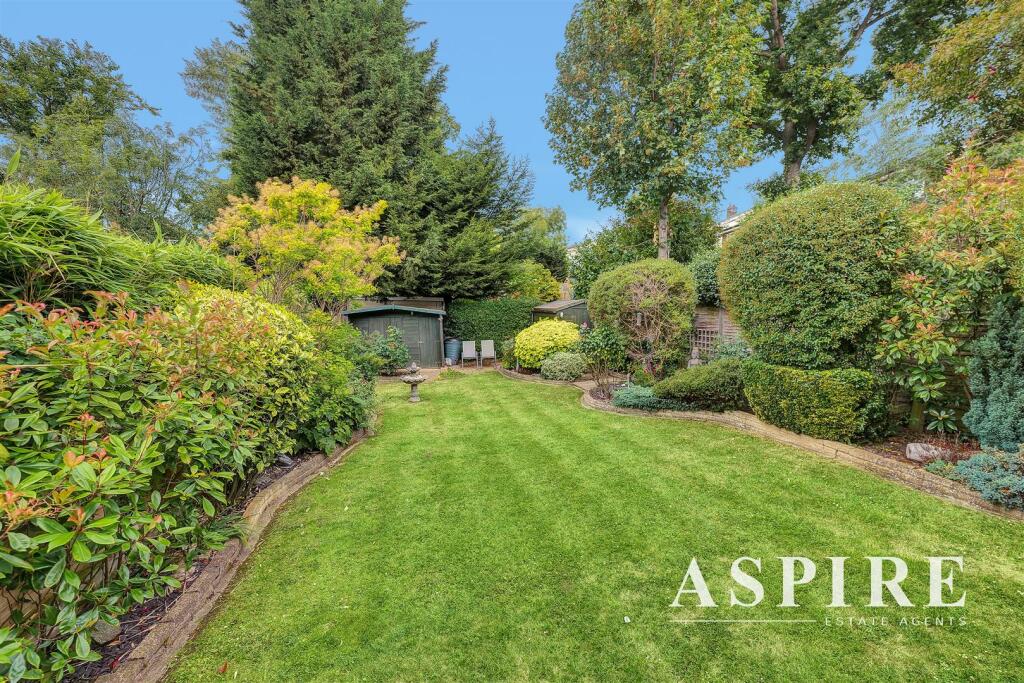 4 bedroom detached house for sale in Thundersley Park Road, Benfleet, SS7