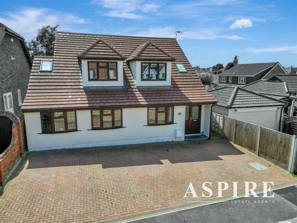 5 bedroom detached house for sale in Page Road, Bowers Gifford