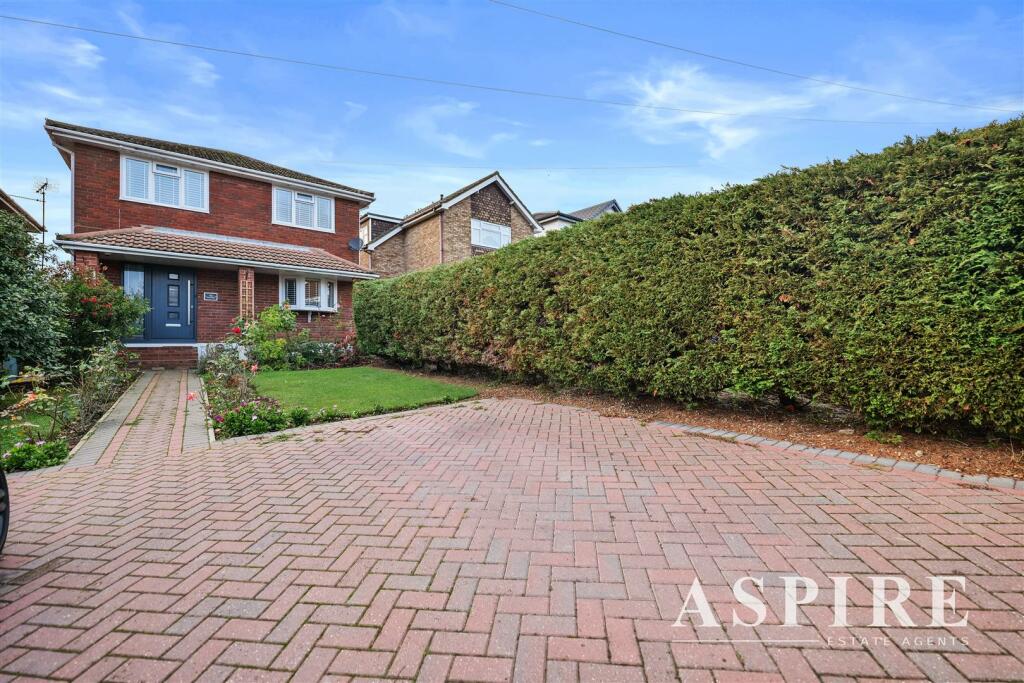 4 bedroom detached house for sale in Shorefields, Benfleet, SS7
