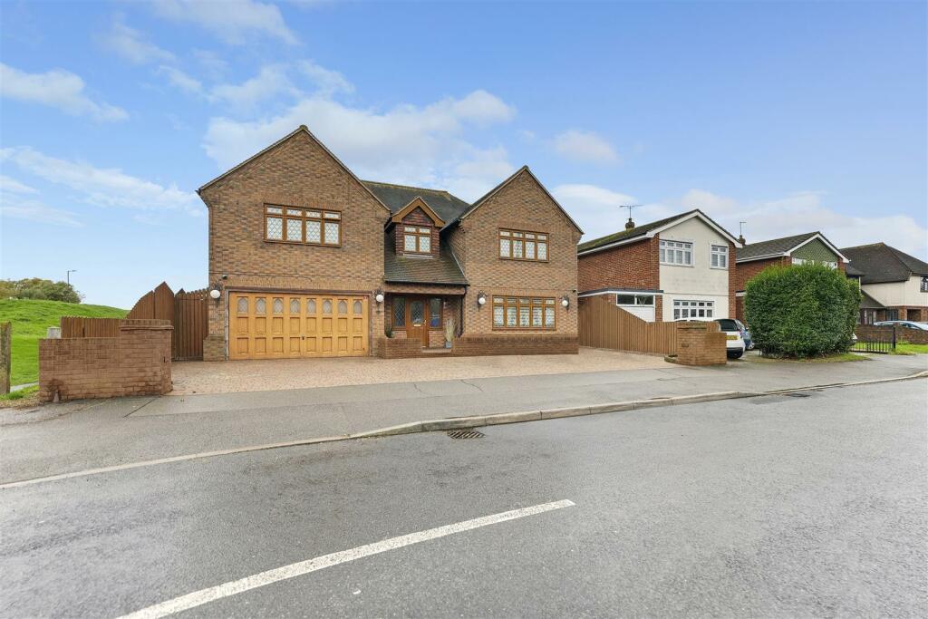 5 bedroom detached house for sale in Rainbow Road, Canvey Island, SS8
