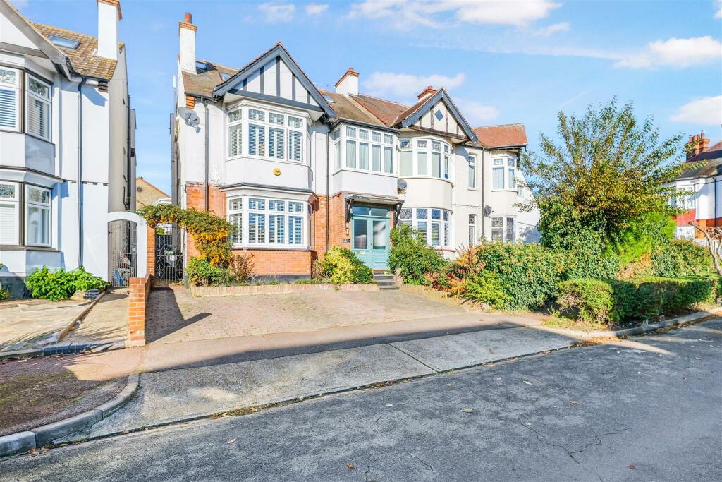 5 bedroom house for sale in Woodfield Gardens, LeighOnSea, SS9