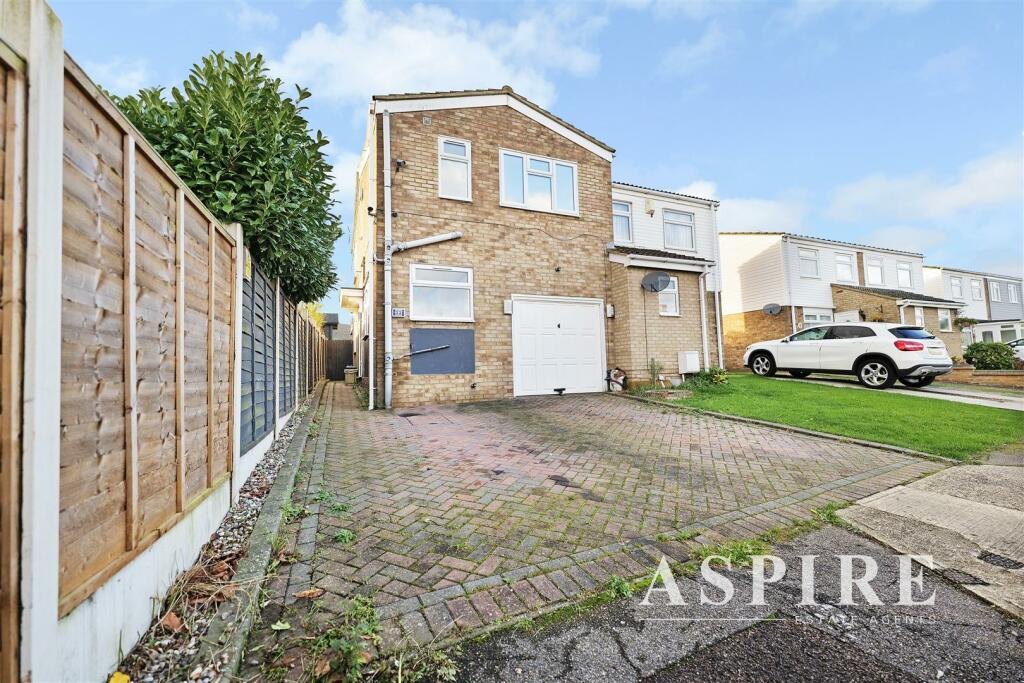 3 bedroom semidetached house for sale in Uplands Close, Benfleet, SS7