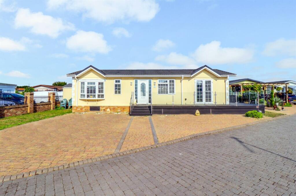 2 bedroom mobile home for sale in Kings Park, Canvey Island, SS8