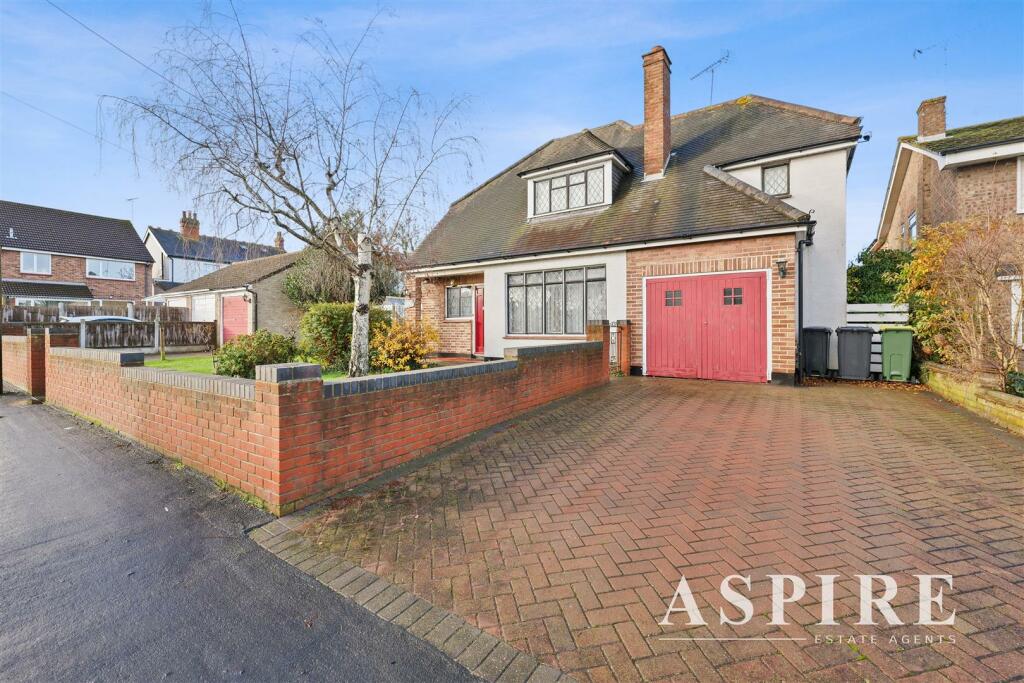 4 bedroom detached house for sale in Trinity Road, Rayleigh, SS6