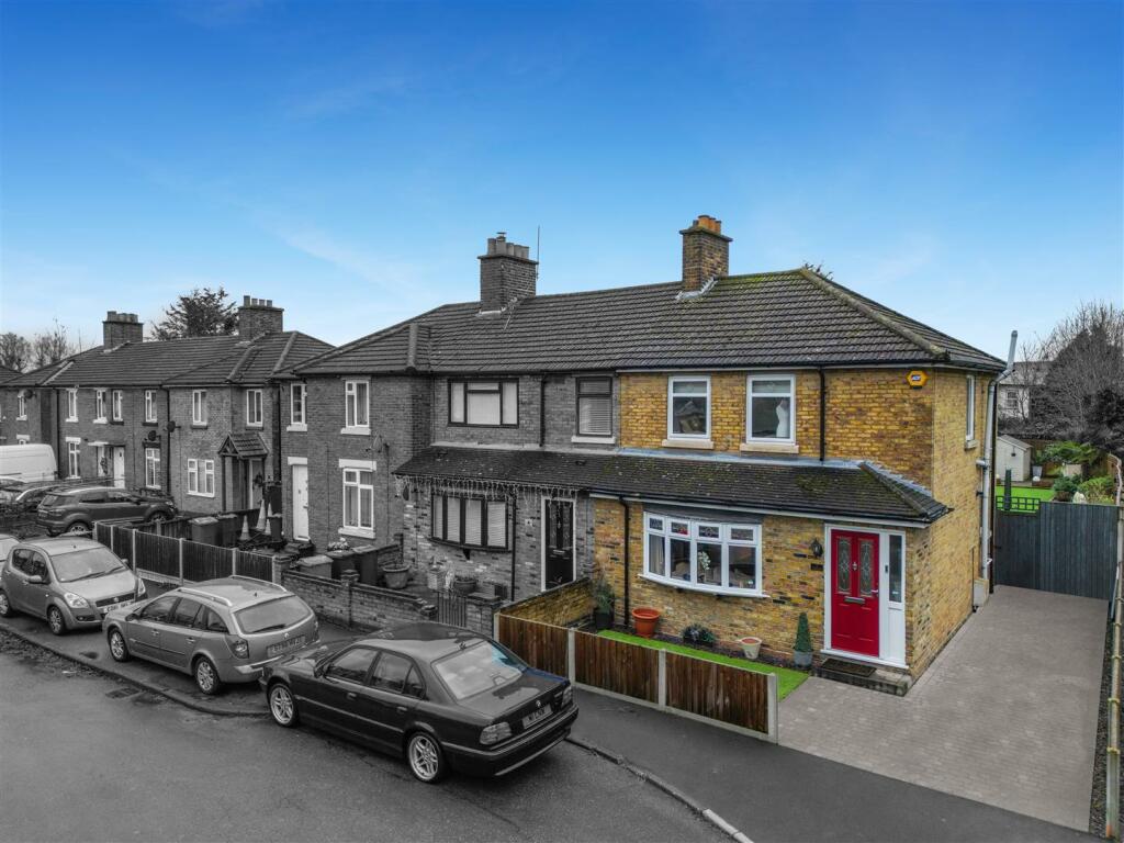 2 bedroom semidetached house for sale in Cliff Place, South Ockendon, RM15