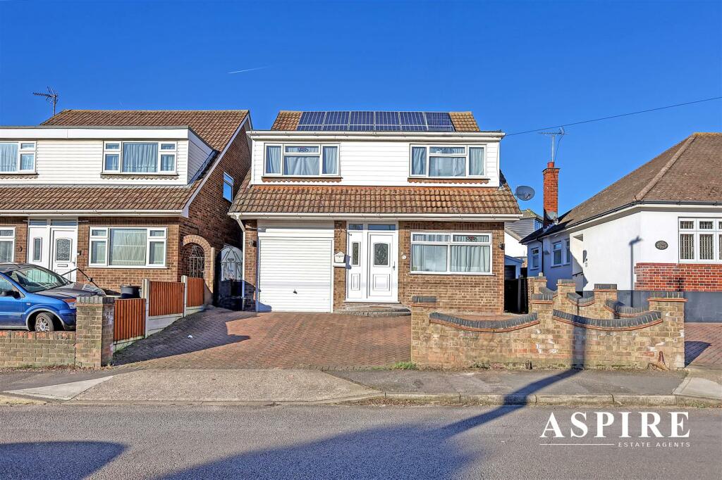 4 bedroom detached house for sale in Thundersley Park Road, Benfleet, SS7