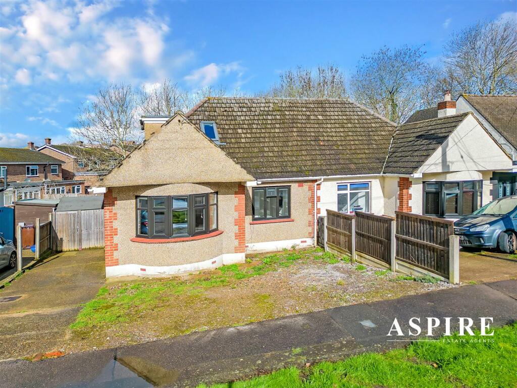 3 bedroom semidetached house for sale in Grove Road, Benfleet, SS7