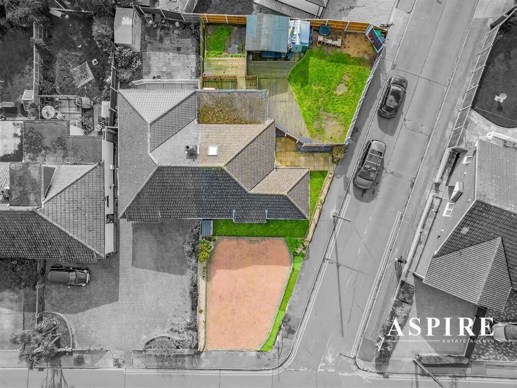 3 bedroom semidetached bungalow for sale in Cumberland Avenue