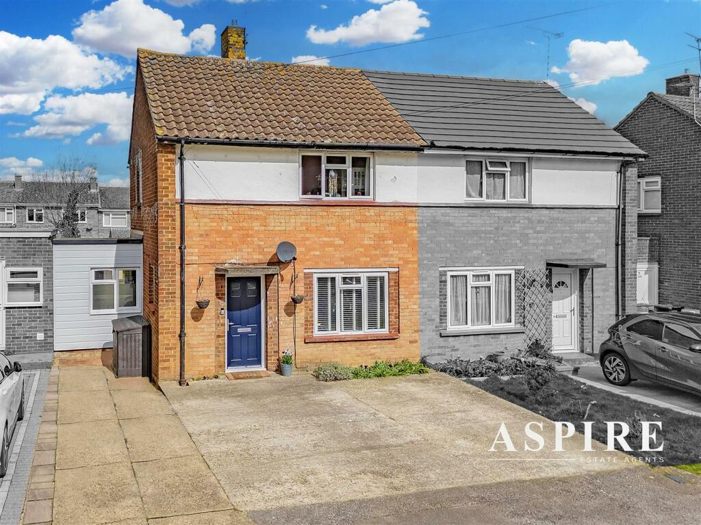 2 bedroom semidetached house for sale in Parkfields, Benfleet, SS7