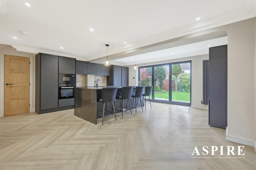 3 bedroom semidetached house for sale in Maplin Close, Benfleet, SS7