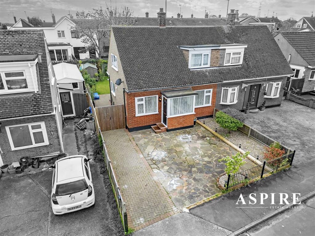 2 bedroom semidetached house for sale in Greenways, Benfleet, SS7