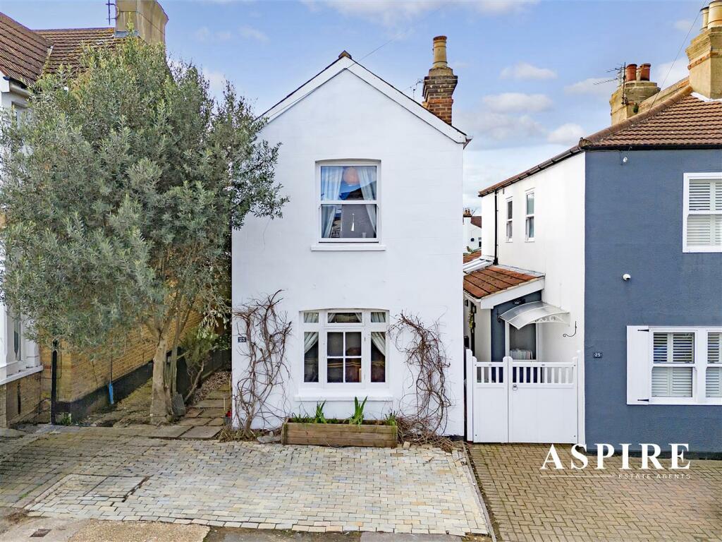 3 bedroom detached house for sale in Lymington Avenue, LeighOnSea, SS9