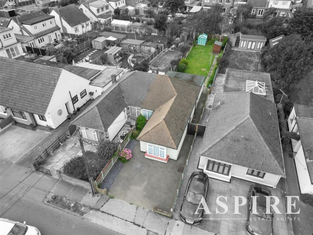 3 bedroom semidetached bungalow for sale in Kents Hill Road North