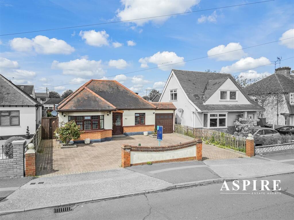 3 bedroom detached bungalow for sale in Shipwrights Drive, Benfleet, SS7