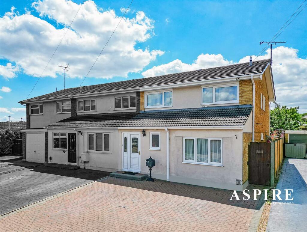 5 bedroom end of terrace house for sale in Beauchamps Drive, Wickford, SS11