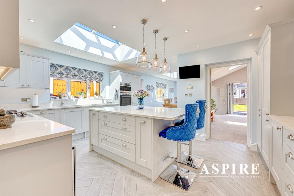 3 bedroom detached bungalow for sale in Clifton Avenue, Benfleet, SS7