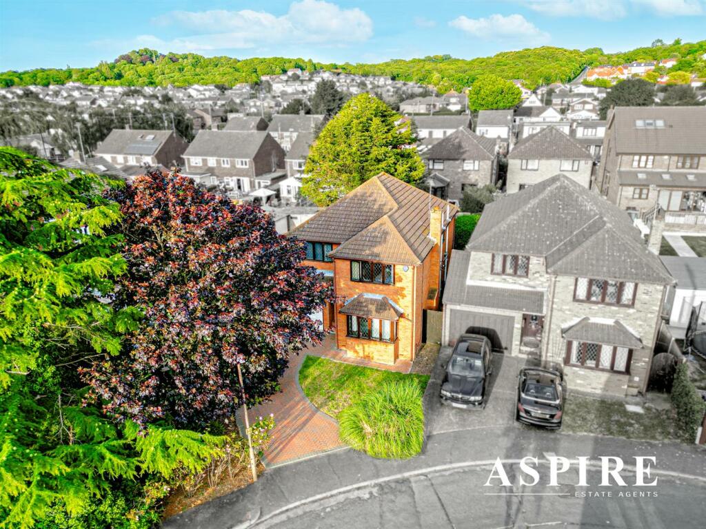 4 bedroom detached house for sale in St. Clements Crescent, Benfleet, SS7