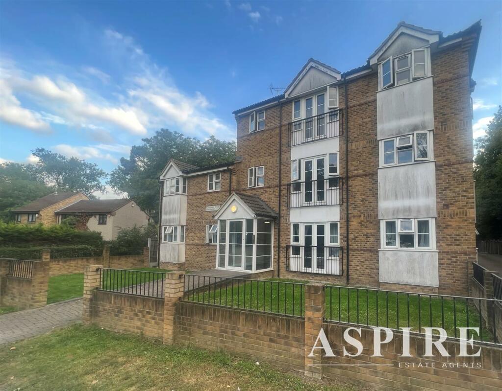 2 bedroom flat for sale in Burnt Mills Road, Basildon, SS13