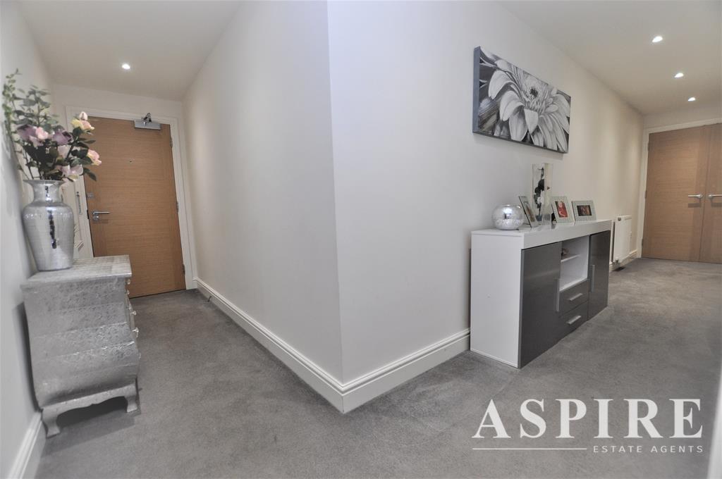 2 bedroom apartment for sale in High Road, Benfleet, SS7
