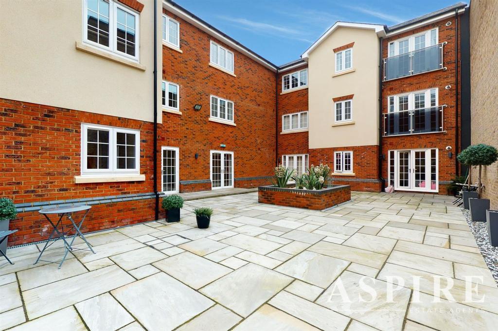 2 bedroom apartment for sale in High Road, Benfleet, SS7