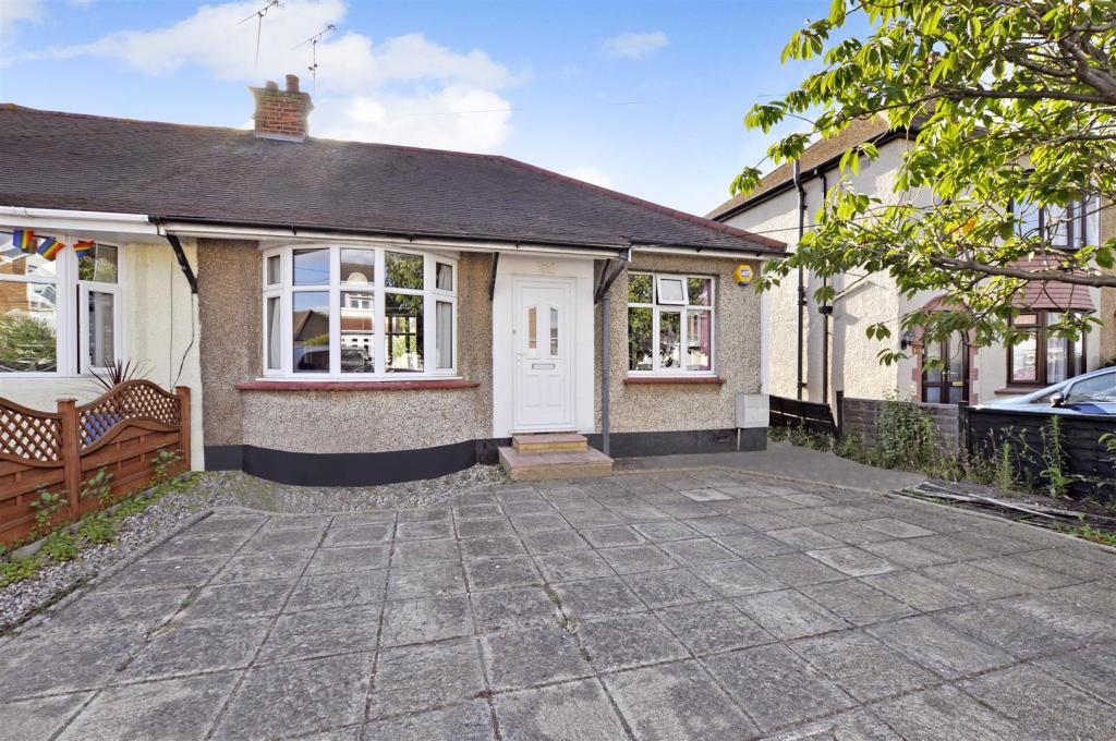 2 bedroom semi-detached bungalow for sale in Gifford Road, Benfleet, SS7