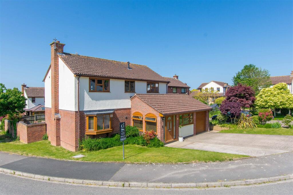 4 bedroom detached house for sale in Jubilee Close, Ledbury