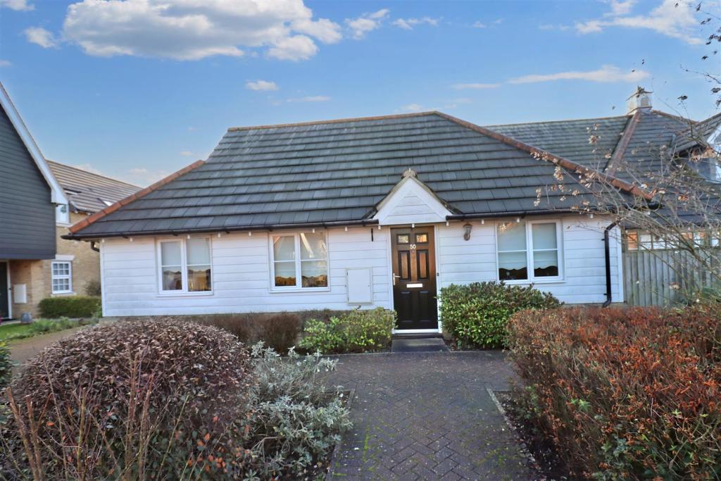 2 bedroom semidetached bungalow for sale in Meadow Park, Braintree, CM7