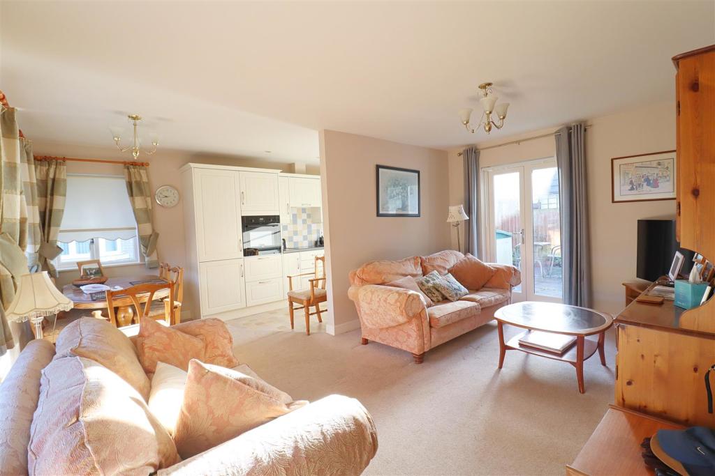 2 bedroom semidetached bungalow for sale in Meadow Park, Braintree, CM7