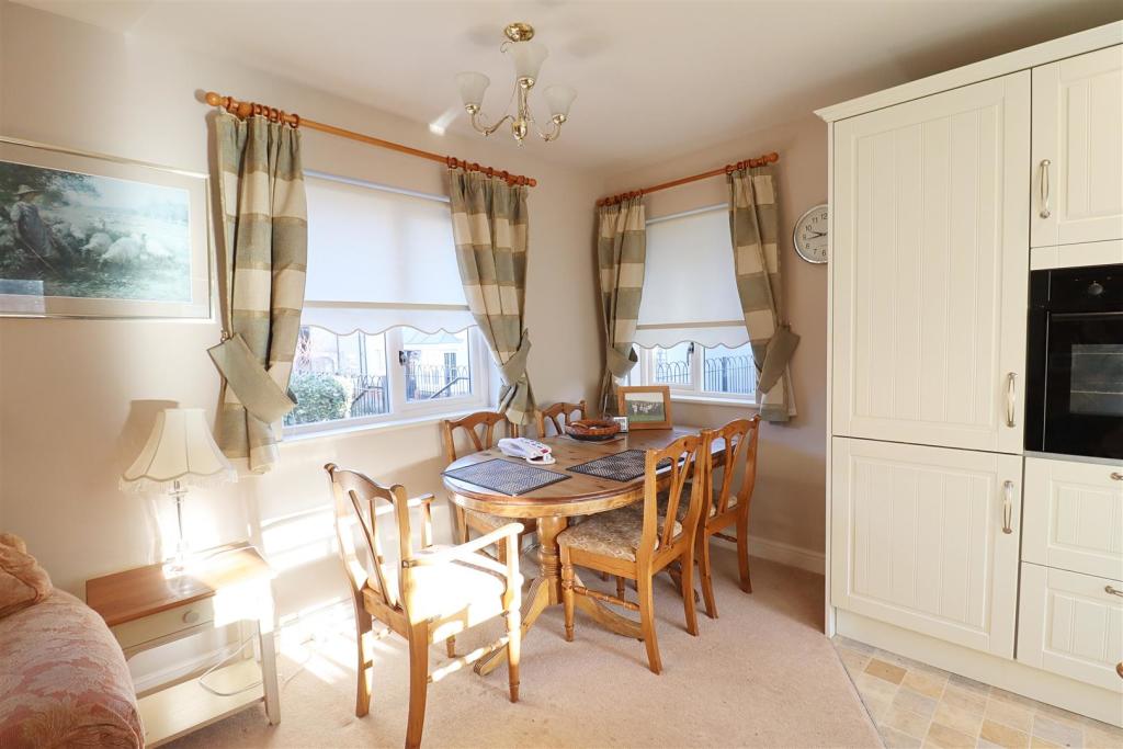 2 bedroom semidetached bungalow for sale in Meadow Park, Braintree, CM7