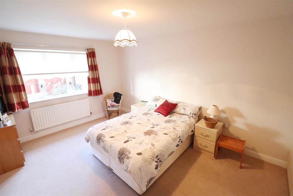 2 bedroom semidetached bungalow for sale in Meadow Park, Braintree, CM7