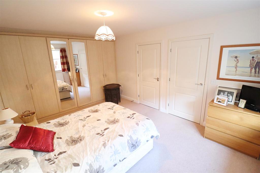 2 bedroom semidetached bungalow for sale in Meadow Park, Braintree, CM7