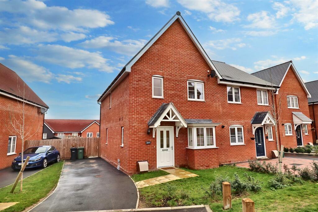 3 bedroom semidetached house for sale in Gowers Drive, Braintree, CM7
