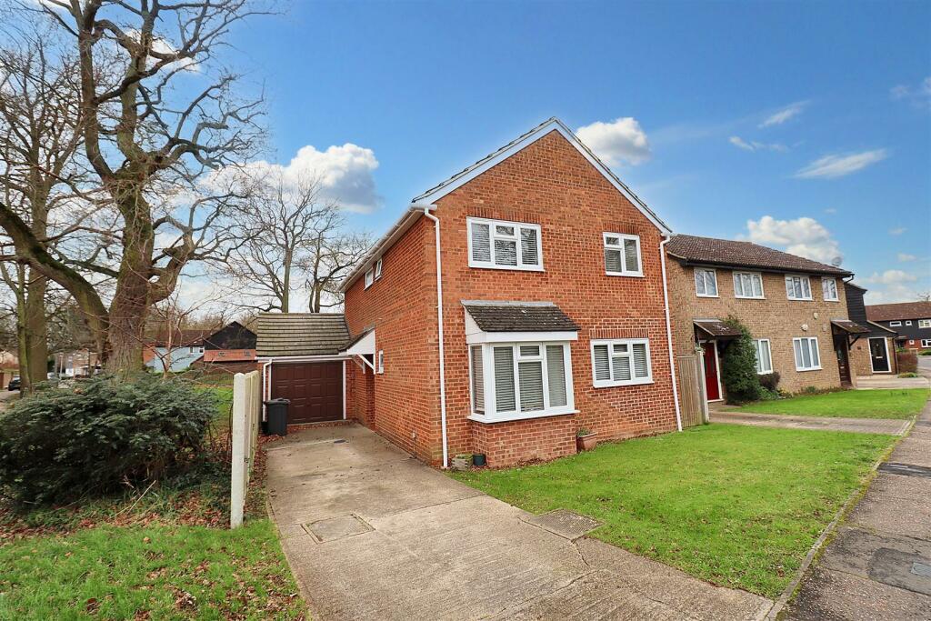 4 bedroom detached house for sale in Derwent Way, Great Notley, Braintree, CM77