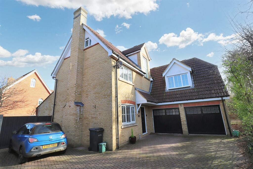 6 bedroom detached house for sale in Grantham Avenue, Great Notley