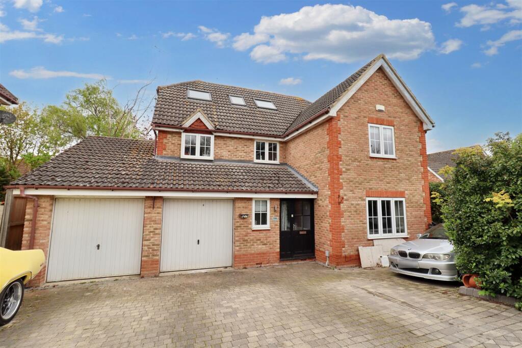 5 bedroom detached house for sale in Bridport Way, Braintree, CM7