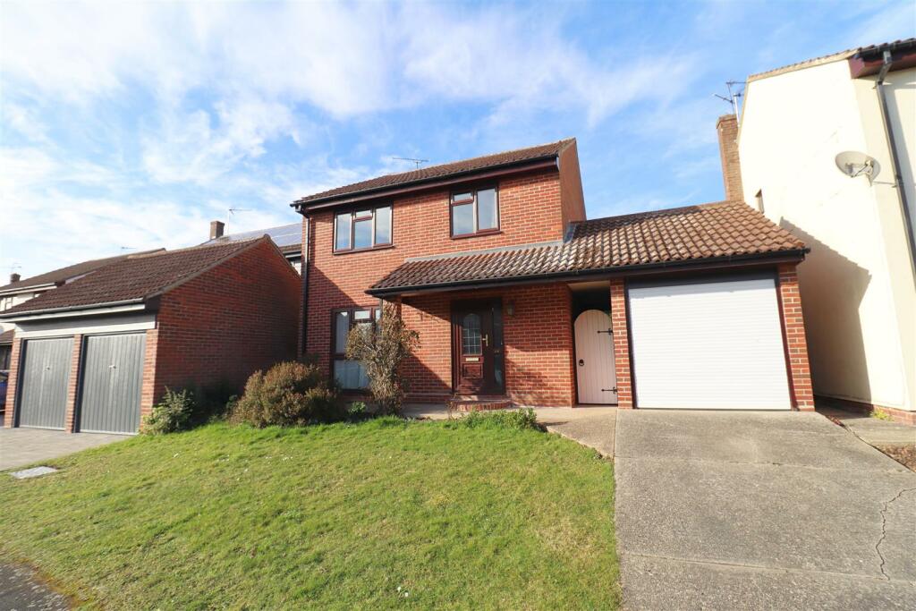 4 bedroom detached house for sale in Acorn Avenue, Braintree, CM7