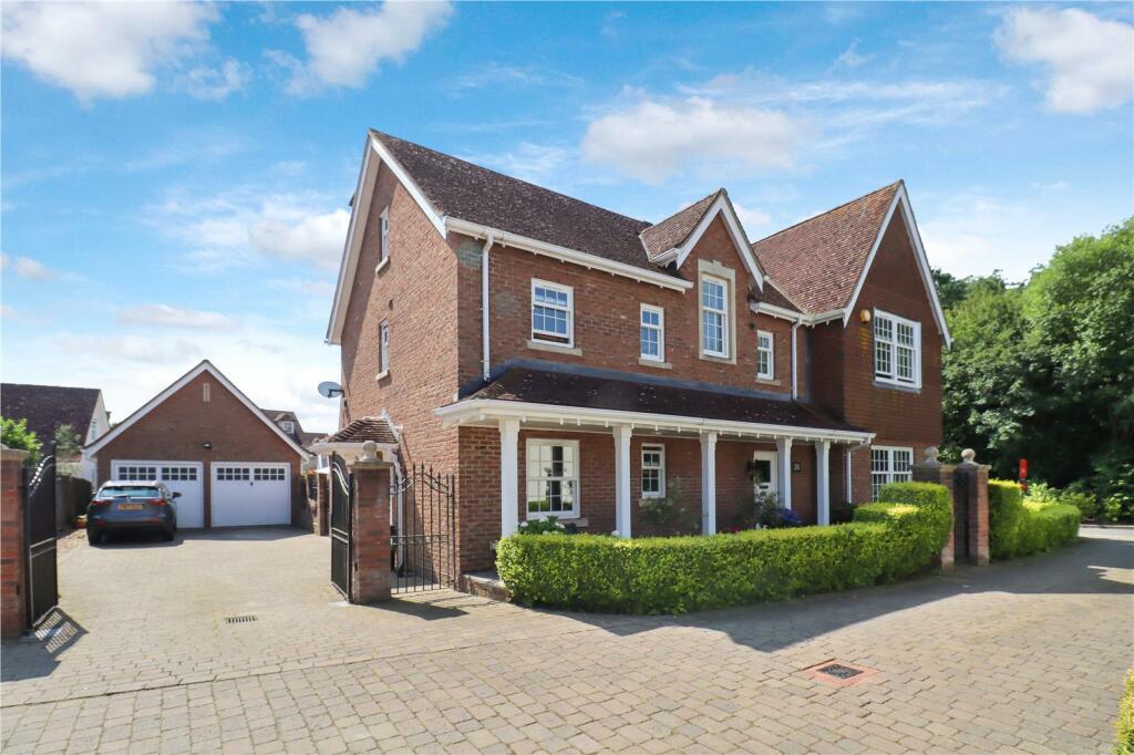 5 bedroom detached house for sale in Petworth Close, Great Notley