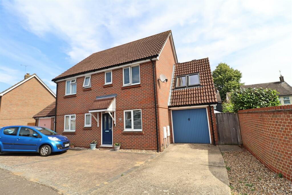 3 bedroom semidetached house for sale in Rana Drive, Braintree, CM7