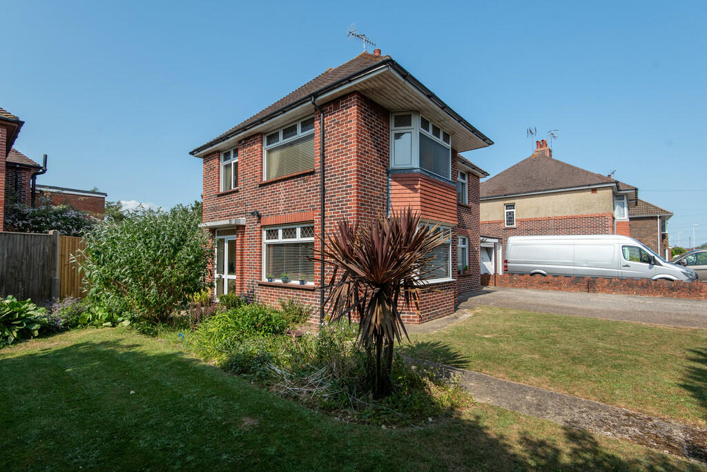 4 bedroom detached house for sale in Terringes Avenue, Worthing, BN13