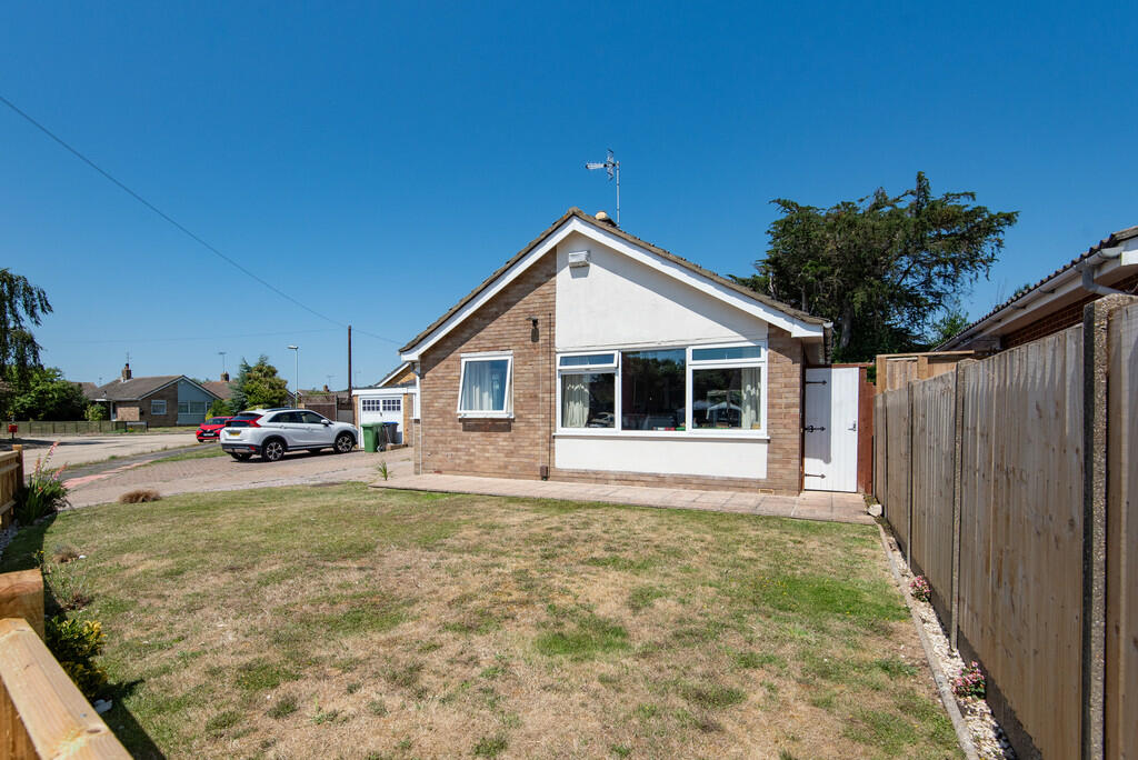 2 bedroom detached bungalow for sale in Cleveland Road Worthing, BN13