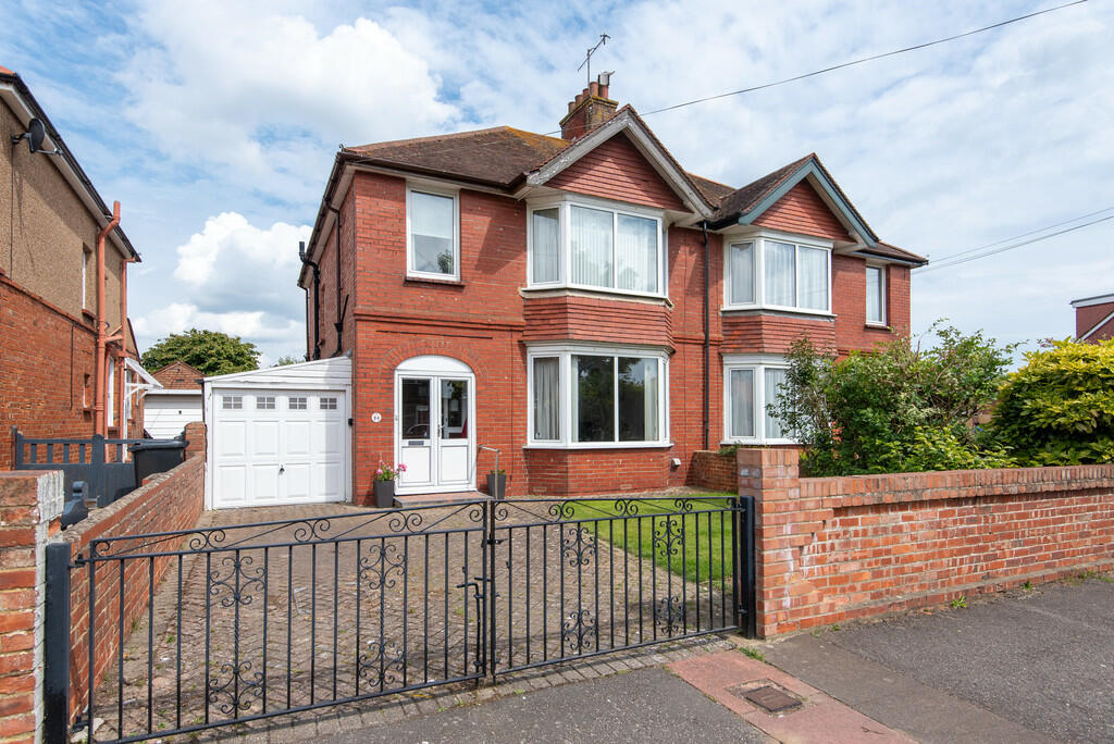 3 bedroom semidetached house for sale in Loxwood Avenue, Worthing, BN14