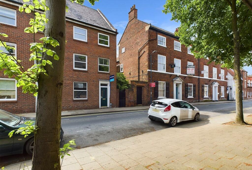 3 bedroom end of terrace house for sale in Lairgate, Beverley, HU17 8EU
