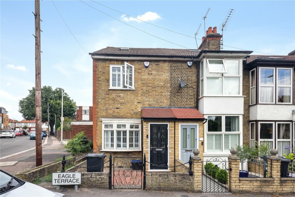 3 bedroom semi-detached house for rent in Eagle Terrace, Woodford Green, Ilford, IG8
