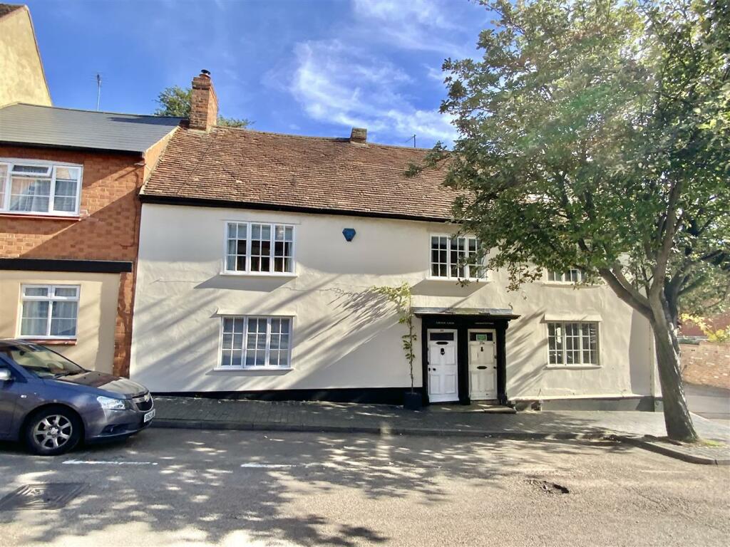 4 bedroom terraced house for sale in Silver Street, Newport Pagnell, MK16